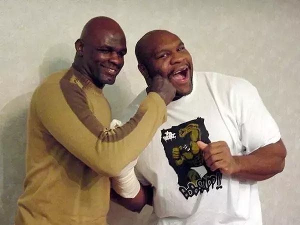 300斤壮汉对战散打选手实力悬殊,300斤壮汉格斗