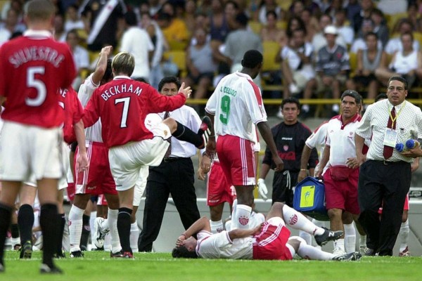 足球最美时刻视频,贝影在足球场上