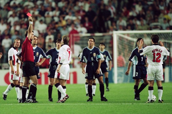 足球最美时刻视频,贝影在足球场上