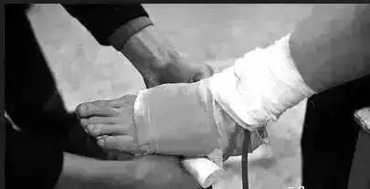 老年人崴脚吃什么恢复快,崴脚消肿偏方大全