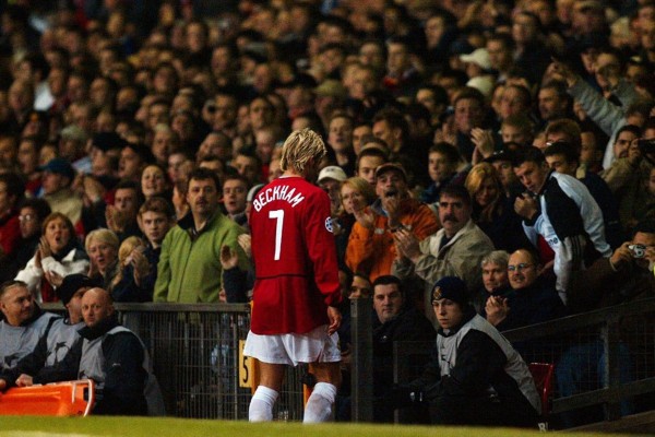 足球最美时刻视频,贝影在足球场上