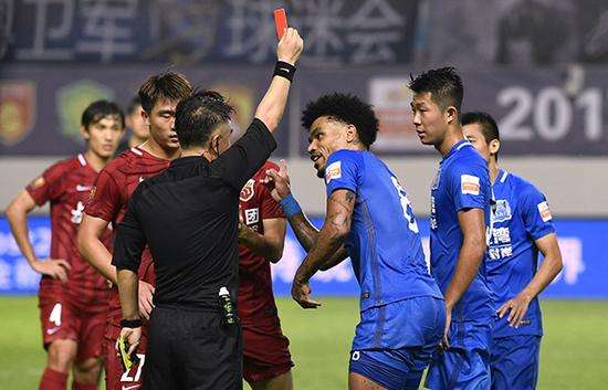 奥斯卡踢人事件,奥斯卡主动犯规