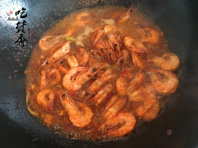 你肯定没有吃过这样的基围虾！因为调料和烹饪步骤不一样，今天手把手教你怎么去做