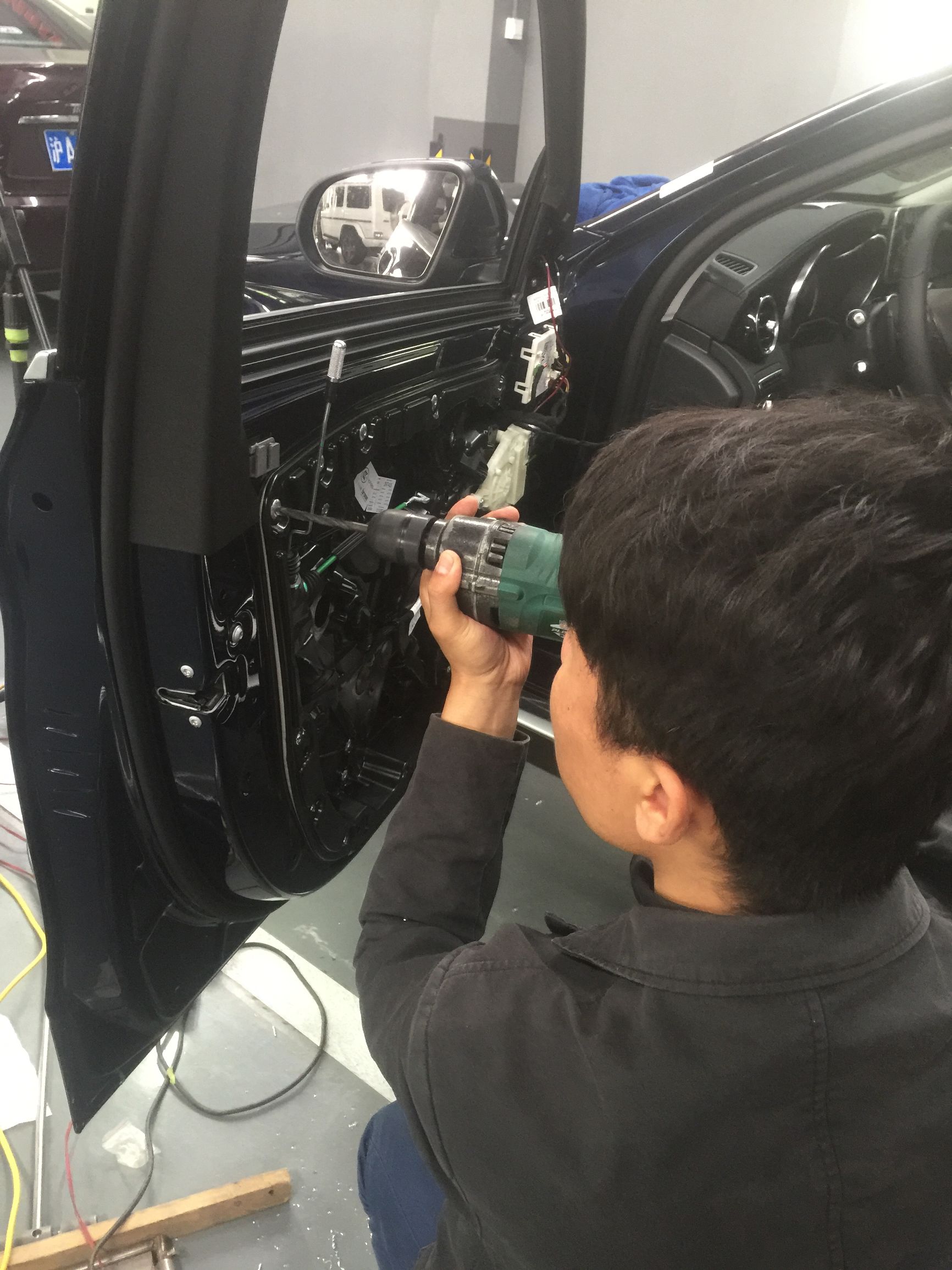 奔驰凹陷无痕修复,奔驰车门凹陷掉漆修复多少钱