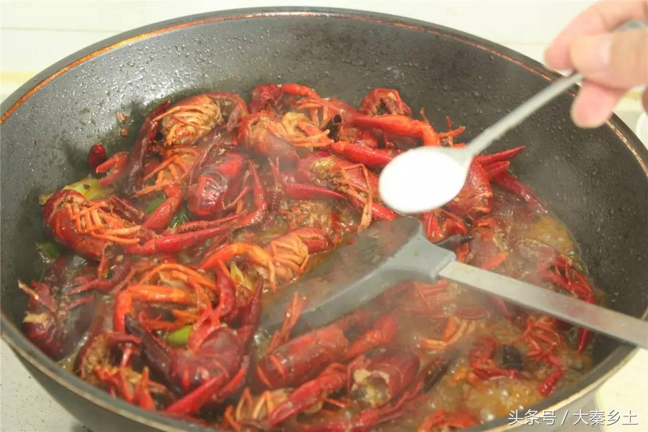 又到了一年一度的小龙虾盛宴了大家如何在家吃到小龙虾？西安这条街美食秒杀回民街统统吃一遍才过瘾？