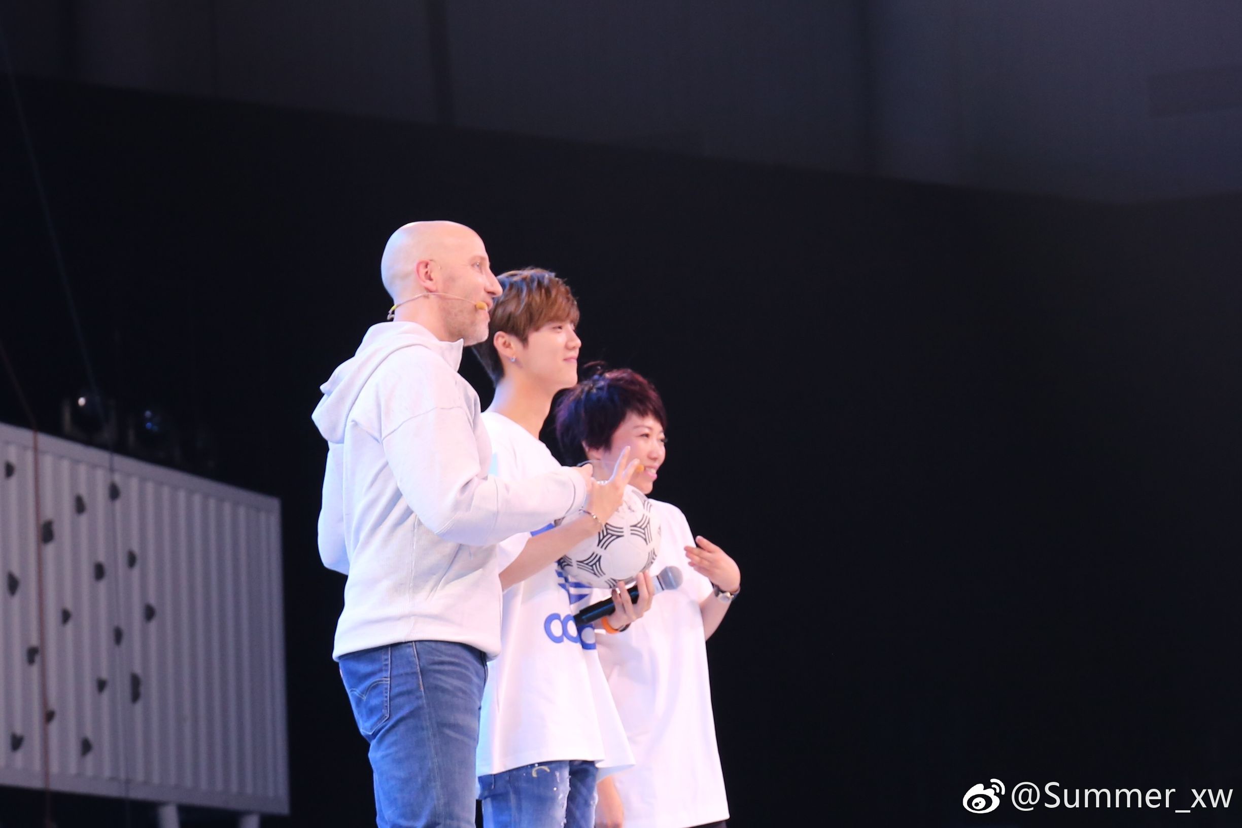 鹿晗听到exo歌的反应,鹿晗听见音乐跳舞