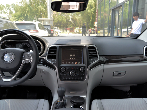 最新款的jeep大切诺基,地表最强suvjeep大切诺基