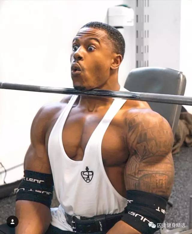 用雕刻刀雕刻动物,用木头雕刻熊猫