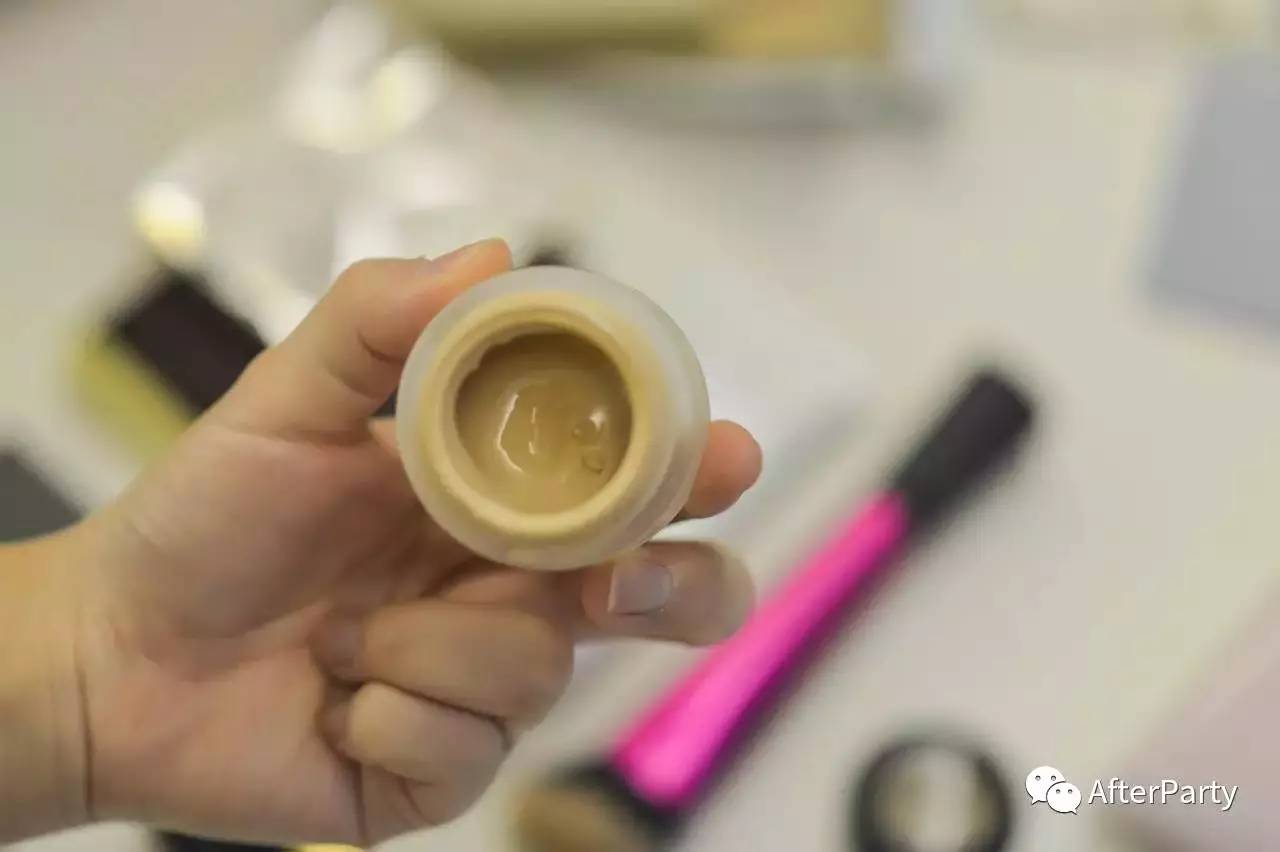 和朋友旅游的乐趣之一,就是共享化妆包