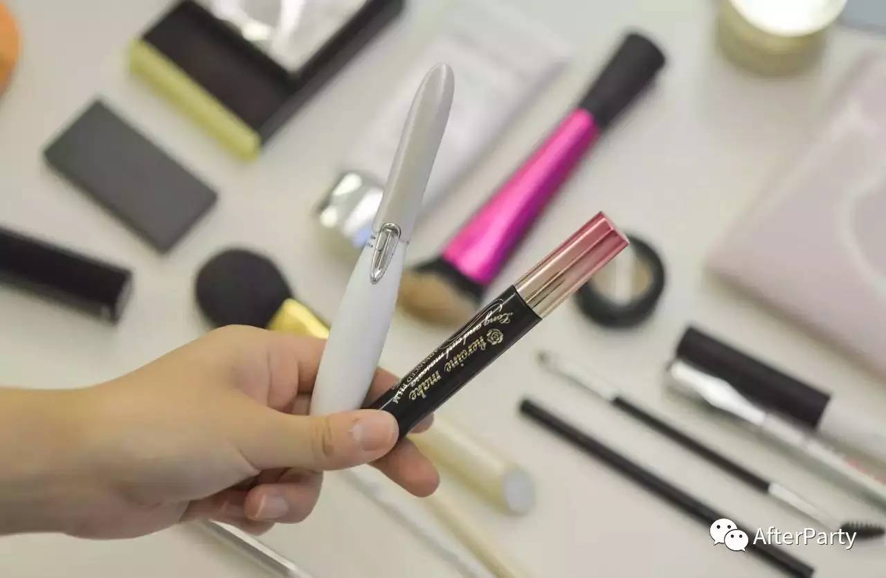 和朋友旅游的乐趣之一,就是共享化妆包