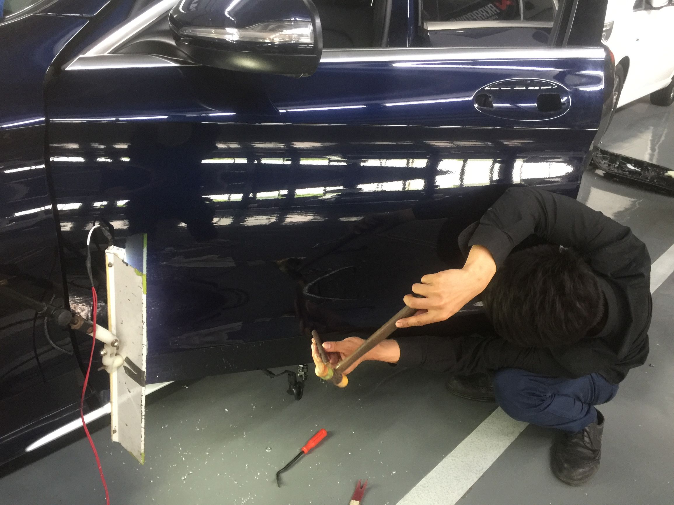 奔驰凹陷无痕修复,奔驰车门凹陷掉漆修复多少钱