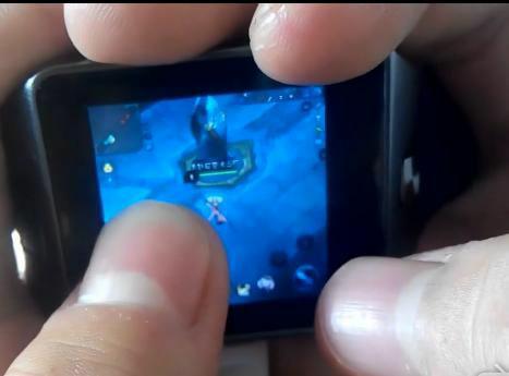 如果你遇到了很坑的队友，先别急着骂他，因为你永远不知道你的队友再用什么玩王者荣耀！