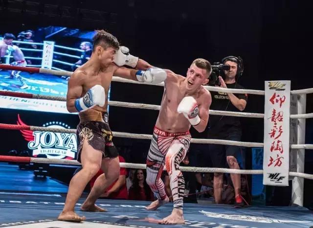 中国小将在海外打出最惨烈一战,中国小将惨败外国拳王