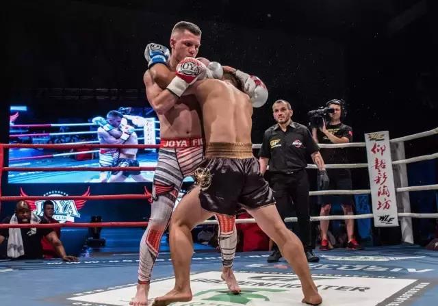 中国小将在海外打出最惨烈一战,中国小将惨败外国拳王