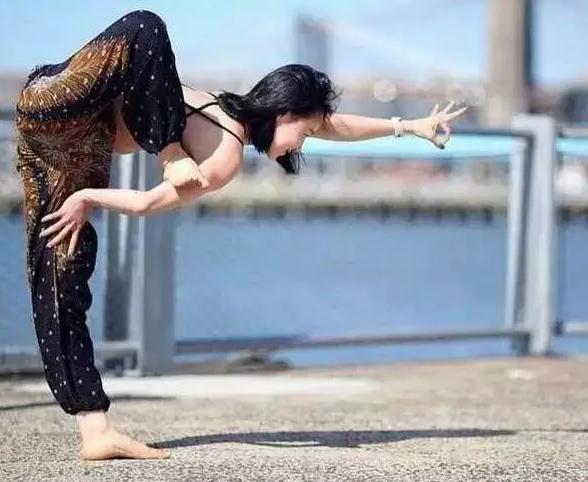 瑜伽能不能治疗驼背,答案是肯定的