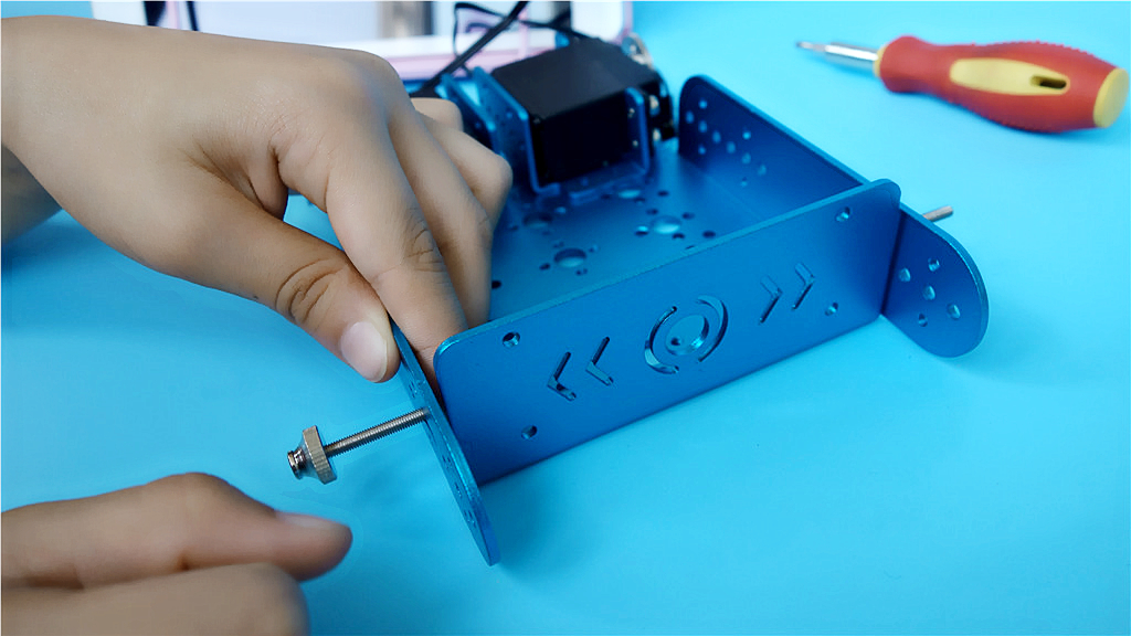 行进、踢球、摇头晃脑样样行，DIY、编程、智能交互个个棒