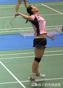 羽毛球高远球打不远练什么部位,为什么羽毛球高远球打不到后场