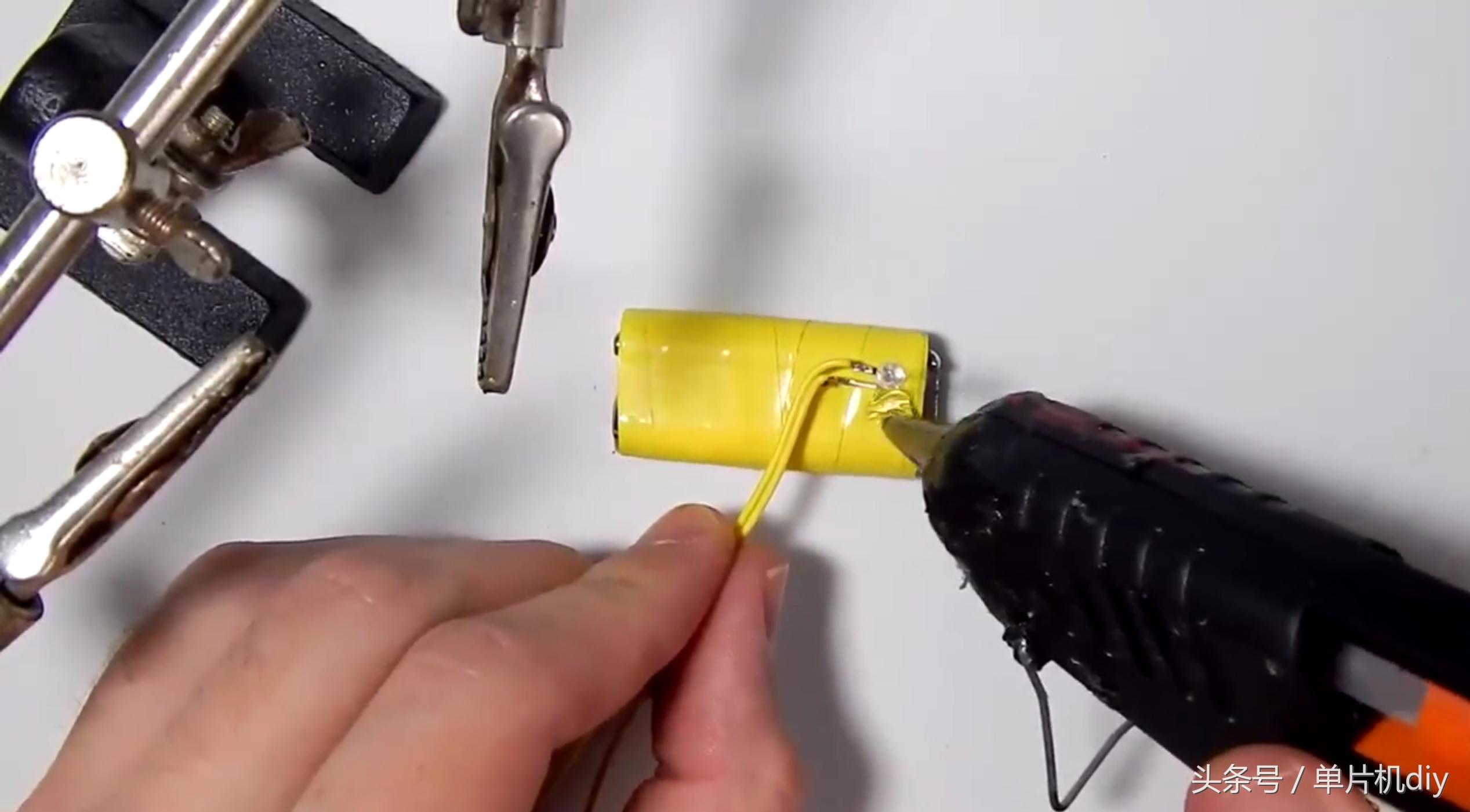 零线和火线怎么测绝缘,如何隔着绝缘层判断火线零线