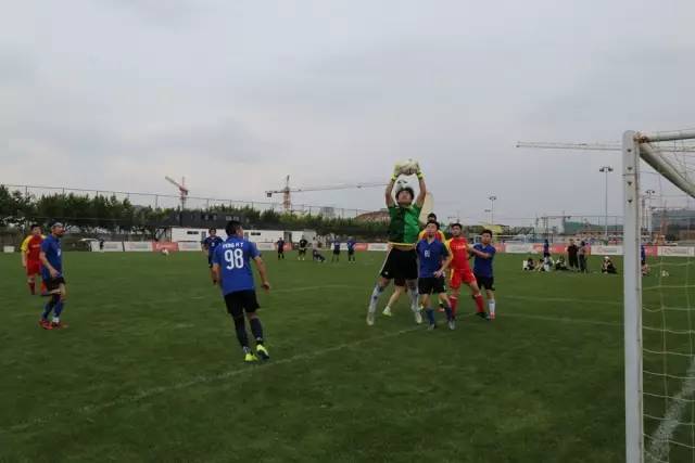 关注｜电影《谁是球王》友谊赛在上海举行毕节草根足球队代表的“谁是球王”队2：1胜出