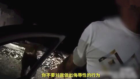 醉汉挑衅民警被制服,醉汉推搡民警持菜刀威胁民警