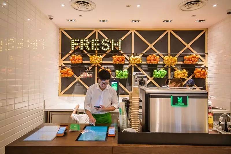 全国首家！能喝啤酒的绿色KFC你101%没吃过！热压帕尼尼、北美甜薯条……KPRO餐厅，要被挤爆啦！