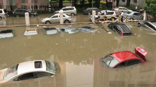 新车尾灯进水怎么去4s店索赔,汽车天窗忘关进水了4s店要多少钱