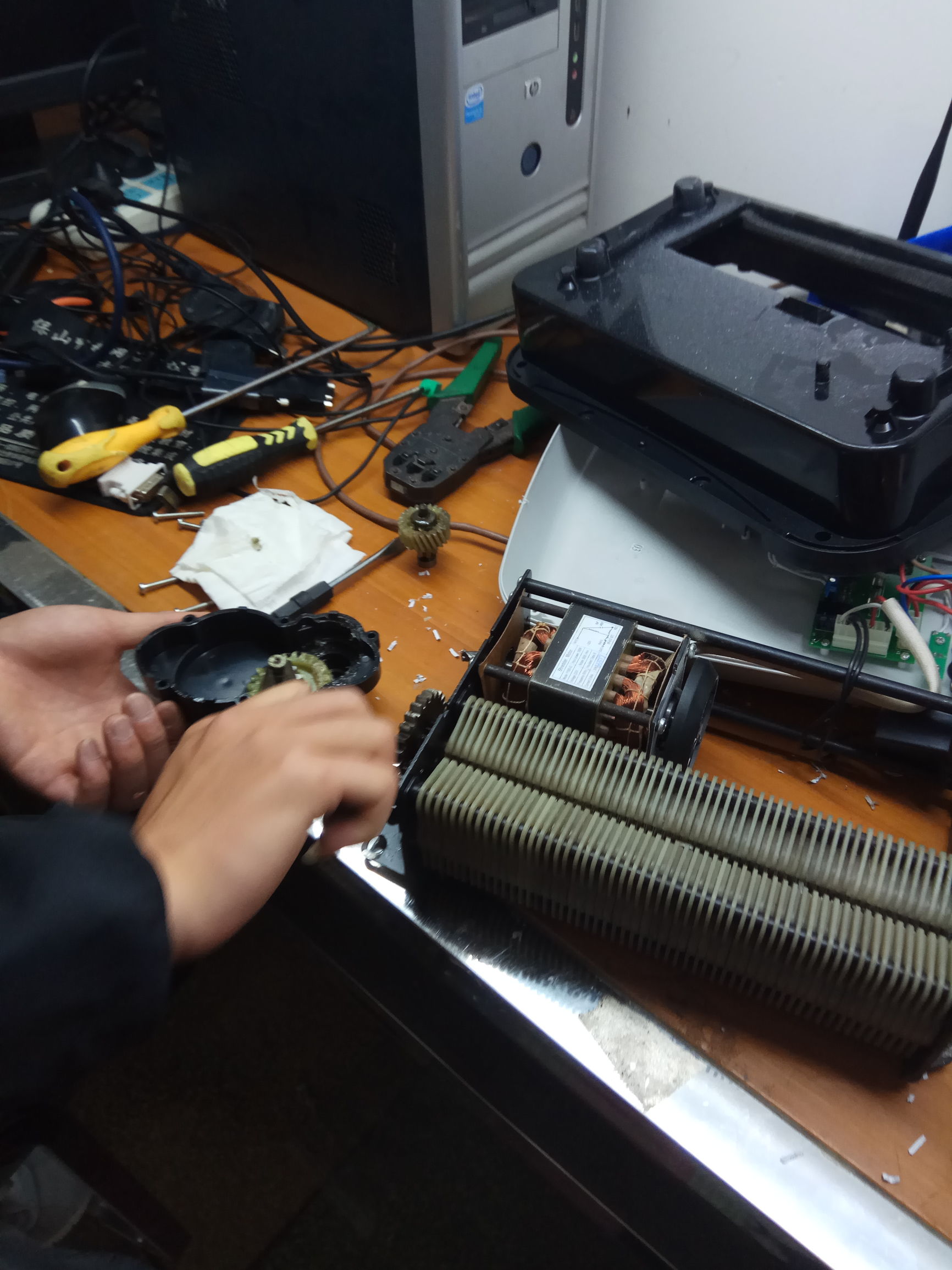 碎纸机纸没满为何一直显示满纸,碎纸机不进纸空转怎么解决