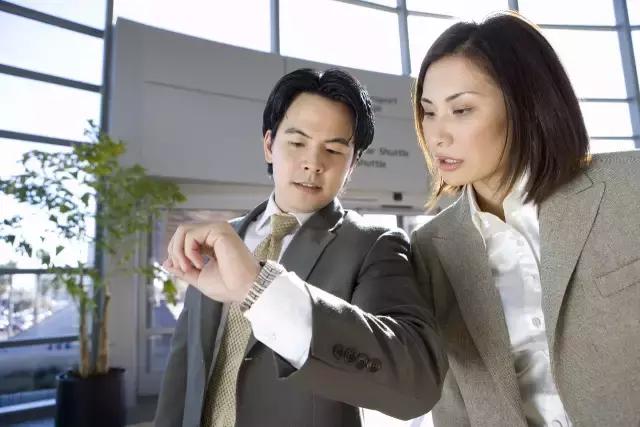 公司里这14种肢体语言错误一定要避免，否则你怎么死的都不知道！