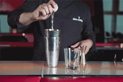 酒吧喝洋酒的好处,去酒吧为什么要排队