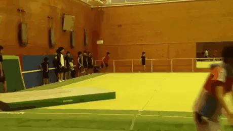 GIF,当你走在高山流水,要小心画地为牢!哈哈!走村庄里要小心!