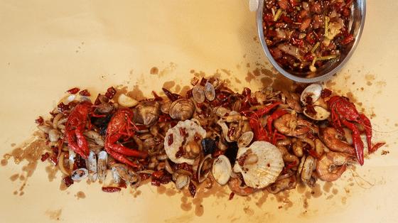 几个意思?去郑州南阳路吃海鲜,服务员你把菜倒桌上就跑?