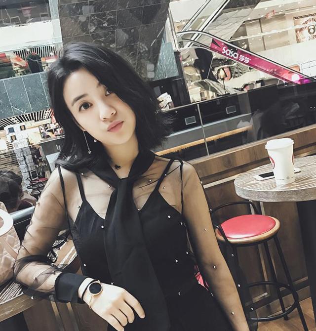 现在女人都怎么穿衣服的,现在女人都是怎么穿衣服的
