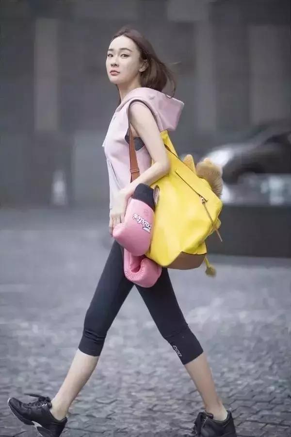 你还没有一件背心出街？那你一定是过了个假夏天！可儿，霉霉，蕾哈娜都爱的它你怎么可以没有？