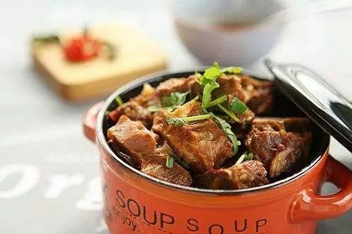 法律人的深夜食堂：这对夫妇都有一颗“正义心”，周末最美好的事是为孩子做顿羊蝎子