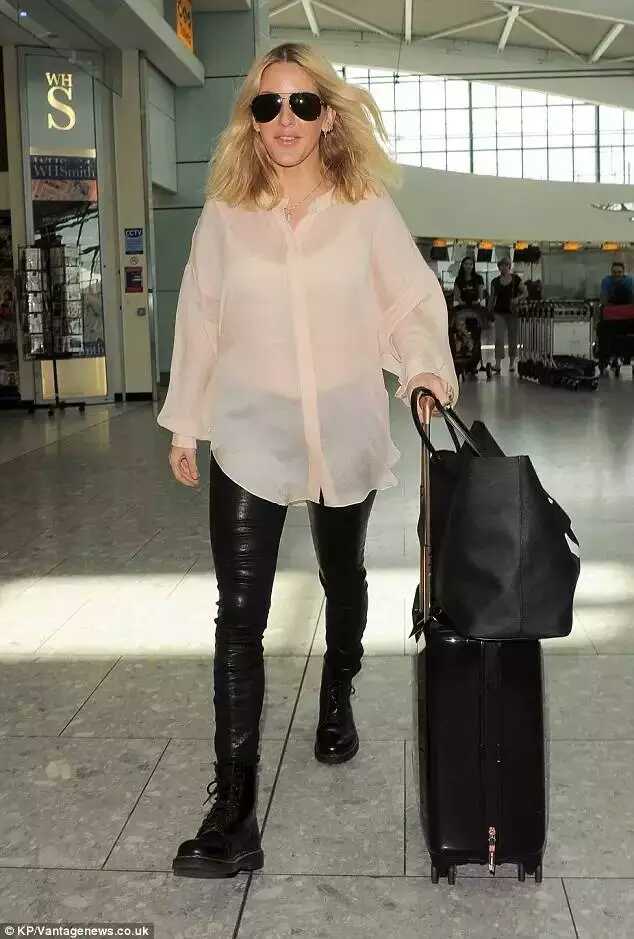 衣服太宽怎么穿才好看女生,女生怎么穿衣服才不会显得臃肿