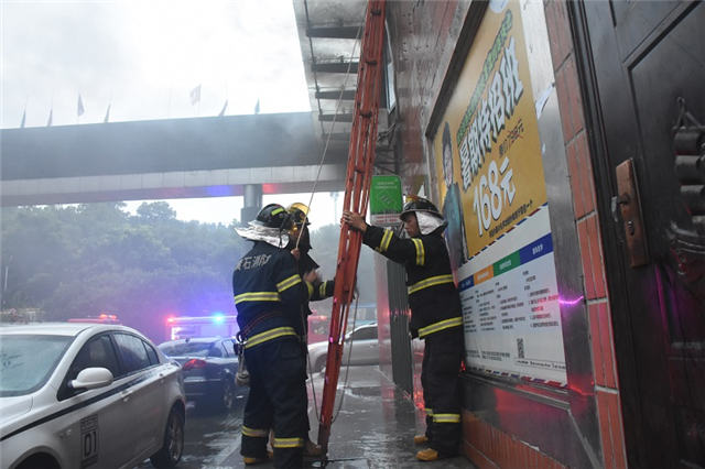 棋牌室火灾,发生火灾消防员第一时间赶到现场