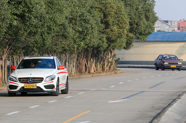 给你敢开吗？驾校的奔驰宝马教练车，考完驾照后，自己的车都不会开了！