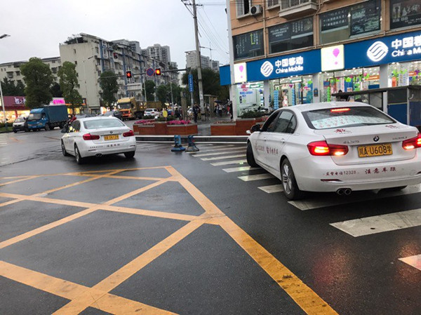 给你敢开吗？驾校的奔驰宝马教练车，考完驾照后，自己的车都不会开了！