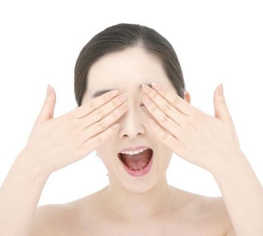 晚上运动完能喝水第二天眼睛浮肿,为什么晚上跑步第二天眼睛会肿