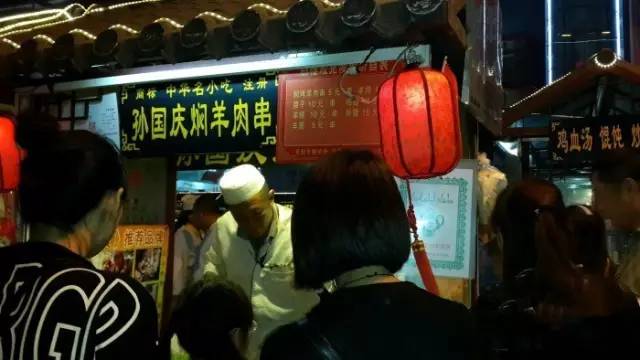 开封鼓楼广场离鼓楼夜市近吗,开封鼓楼夜市营业到几点