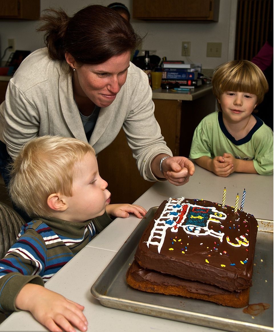 孩子把饭打翻了被妈妈打,孩子把饭打翻妈妈打他