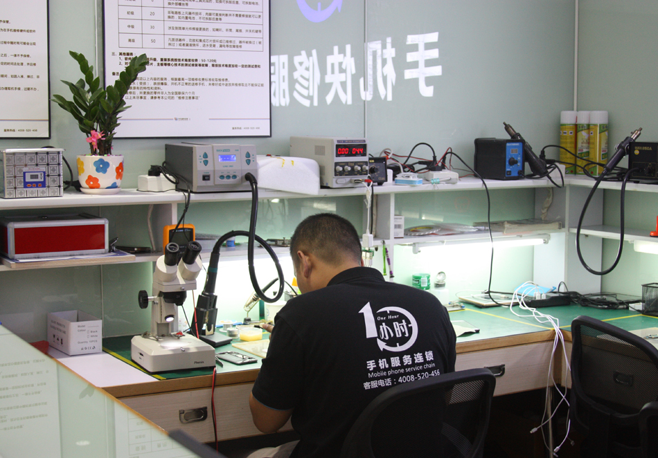 修手机摔黑屏的完整视频,手机摔了一下开不了机一直白苹果