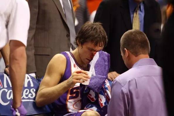 科比手指脱臼是哪场比赛,科比手指脱臼现场掰回