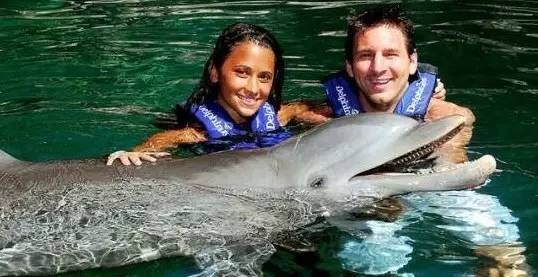 你所爱的梅西有这样一段爱情：最好的爱情莫过于，9岁我为你钟情，30岁你为我披上嫁衣