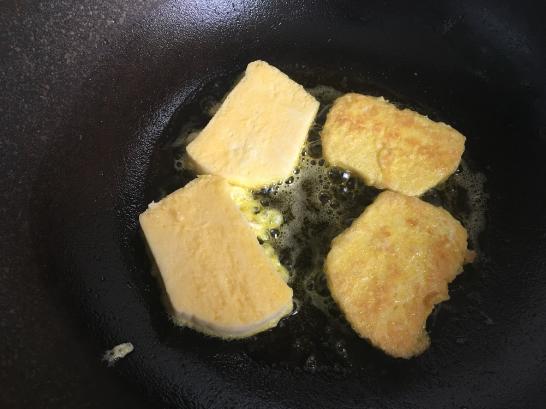 冰箱硬邦邦的剩馒头，这样做香酥可口，整个过程2分钟就搞定