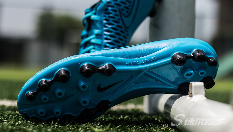 踢草皮场适合什么足球鞋,足球野球场球鞋推荐