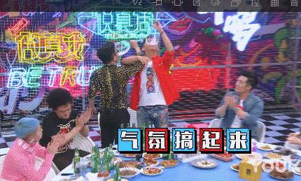 举杯呵呵喝胡海泉,胡海泉尬聊