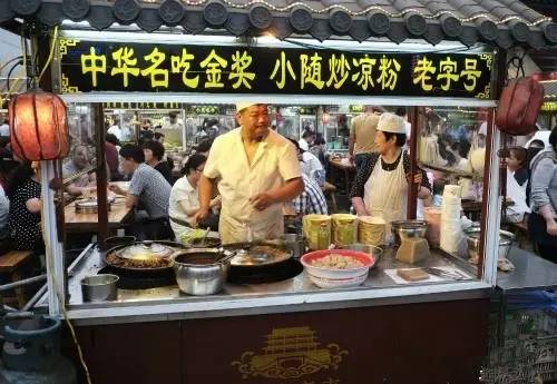 开封鼓楼广场离鼓楼夜市近吗,开封鼓楼夜市营业到几点