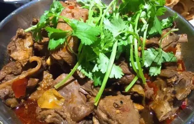 一个老外说一年之内吃遍成都,一个老外说要在一年内吃遍中国