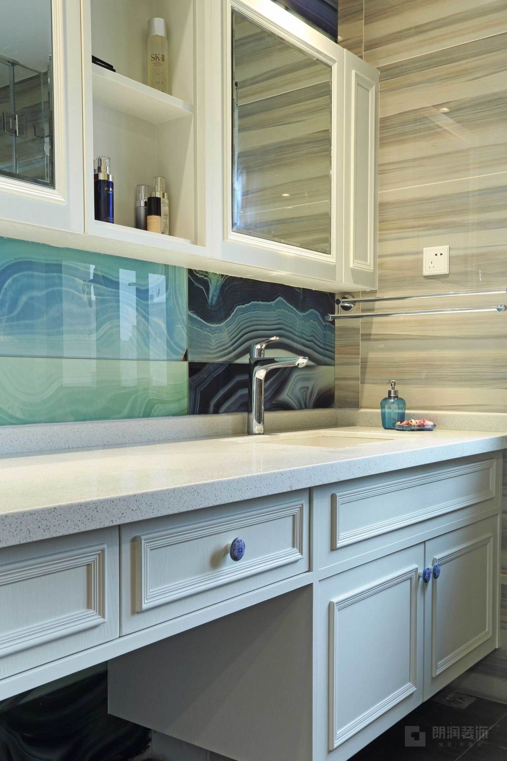 成都南湖世纪109平轻奢法式风格设计实景图，客餐厅开放式设计不错，温馨实用有格调